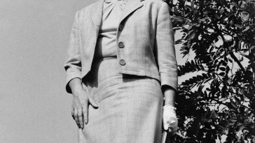 Manteau, Angèle
