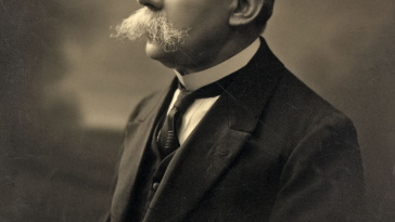 Pée, Julius