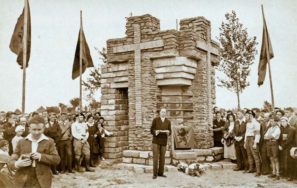 Inhuldiging van het Van Raemdonck-monument in Steenstrate op 19 augustus 1933. Oscar Dambre tijdens zijn toespraak. (ADVN, VFFY65)