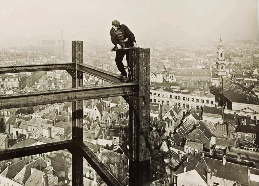 Arbeider aan het werk aan het staalskelet van de ‘Boerentoren’ in Antwerpen, de eerste wolkenkrabber in België, ca. 1930. (The Phoebus Foundation)