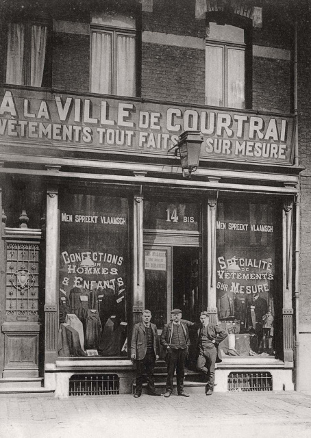 In zogenaamde Belgische wijken bouwden immigranten een eigen netwerk van handelszaken uit. Kledingwinkel in Roubaix, 1920. (Médiathèque de Roubaix)