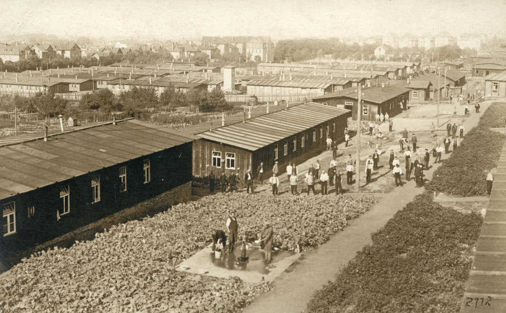 Uitzicht op het gevangenkamp van Göttingen, dat in het kader van de Flamenpolitik van de Eerste Wereldoorlog werd gebruikt om Vlaamse krijgsgevangenen om te vormen tot een Duitsgezinde Vlaamse elite, ca. 1916. (ADVN, VFA481)