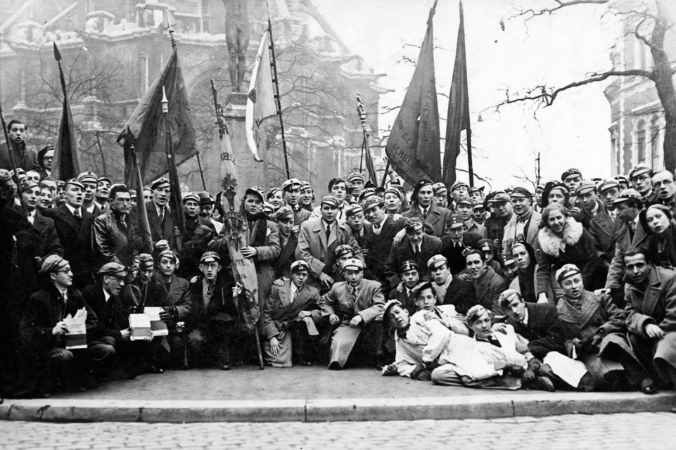 Sint-Verhaegenviering in 1935. Ook vandaag nog vieren studenten van de Vrij Universiteit Brussel (VUB) en de Université libre de Bruxelles (ULB) in november de oprichting van universitair onderwijs in Brussel door Pierre-Théodore Verhaegen. (Collectie CAVA)