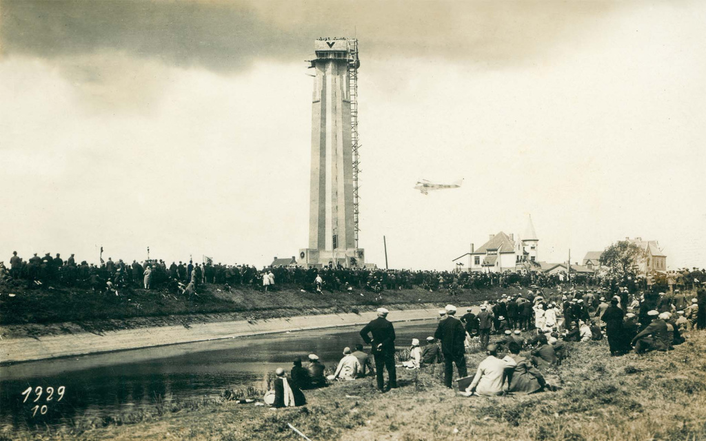 Zicht op de tiende IJzerbedevaart, 18 augustus 1929. Een vliegtuigje ingehuurd door de Vlaamse Toeristenbond (VTB) strooide bloemen uit over de IJzervlakte. (ADVN, VFFY31/475)