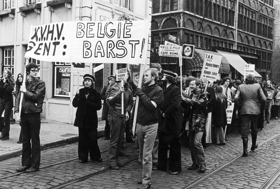 Manifestatie van het KVHV-Gent en het Taal Aktie Komitee (TAK) in Gent, jaren 1970. Foto Studio Dann. (ADVN, DANNVB098)