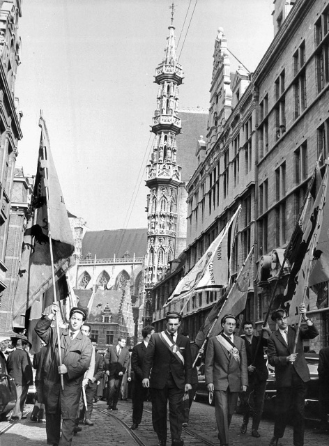 Enkele KVHV’ers met vaandels aan de kop van de academische stoet bij de opening van het academiejaar, 8 oktober 1962. Tweede van rechts is de Verbondspreses Herman Pelgroms, met links van hem Hugo Geeraerts, preses van K.V.H.C. Lovania. (Universiteitsarchief KU Leuven, AMVS)