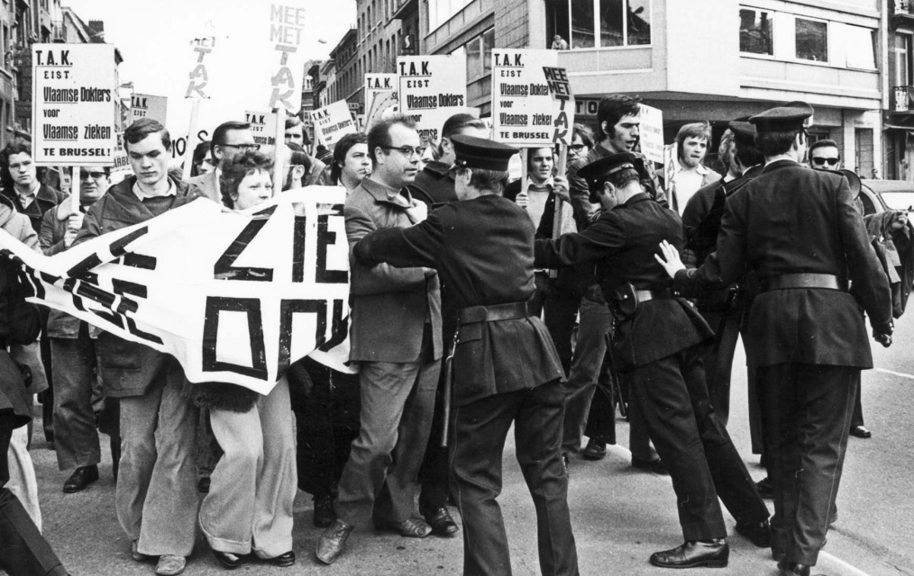 Willy Kuijpers, tegengehouden door de Rijkswacht, tijdens een manifestatie van het Taal Aktie Komitee (TAK) in Brussel, jaren 1970. Foto Studio Dann. (ADVN)