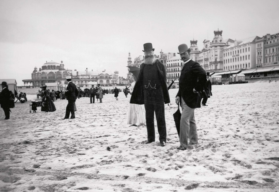 Koning Leopold II op het strand van Oostende, ca. 1890. (Stadsarchief Oostende)