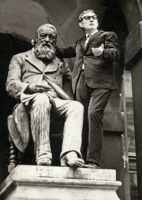 Hugo Claus poserend bij het standbeeld van Hendrik Conscience op het Conscienceplein, naar aanleiding van de opvoering van Het Goudland in de Koninklijke Nederlandse Schouwburg in Antwerpen. (Collectie Stad Antwerpen, Letterenhuis, tglhph524)