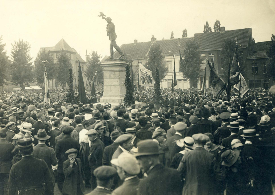 Onthulling van het standbeeld van Albrecht Rodenbach in Roeselare, 22 augustus 1909. (ADVN, VFA6270)
