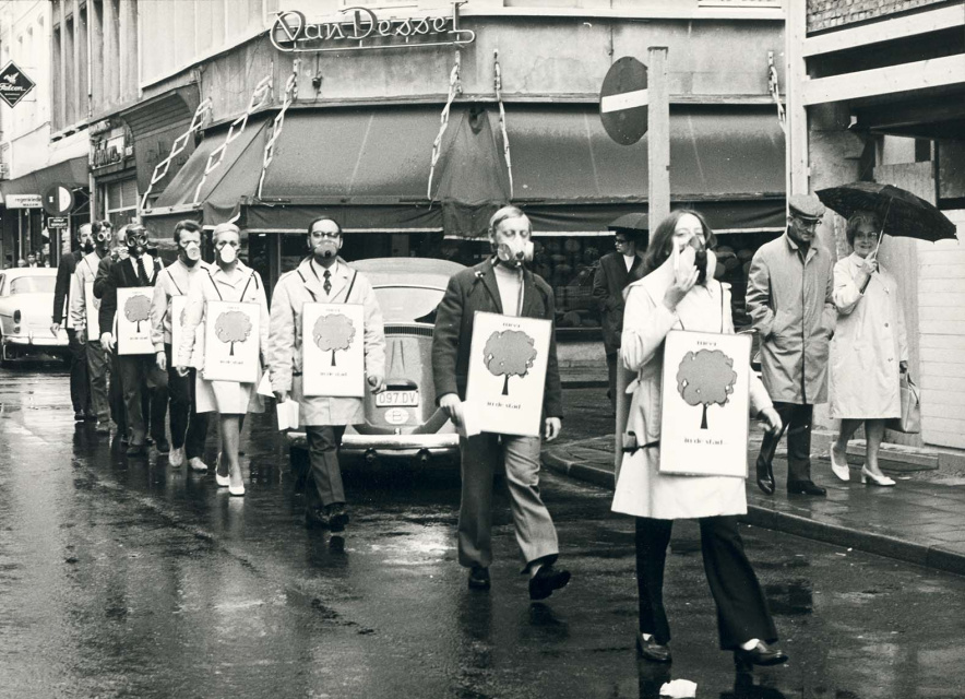 Actie in Antwerpen van de partij Volksunie voor meer groen en een betere bescherming van het leefmilieu, jaren 1970. (ADVN, VFA523)