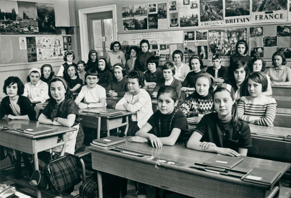 Vijfde studiejaar van het Stedelijk Onderwijsinstituut voor Meisjes nr. 1. Antwerpen, 1961. (Privécollectie)