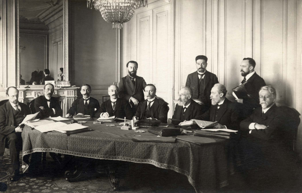 De Raad van Vlaanderen, 1917. Van links naar rechts: August Borms, Josué de Decker, Alfons Jonkx, Antoon Brys, Pieter Tack, Ferdinand Brulez, Florimond Heuvelmans, Leo Meert, Emiel ver Hees, Karel Heyndrickx, Telesphorus Vernieuwe. (ADVN, VFAY357)