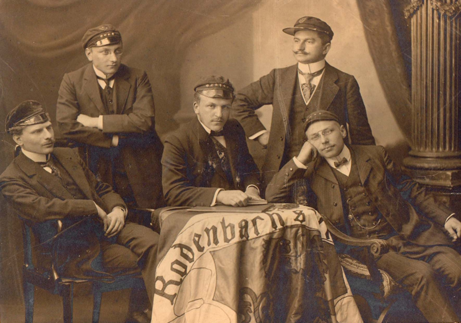 Het presidium van Rodenbach's Vrienden uit 1910. Met zittend van links naar rechts: Albert Kluyskens, Jules Storme en Adiel Debeuckelaere. (Archief Universiteit Gent)
