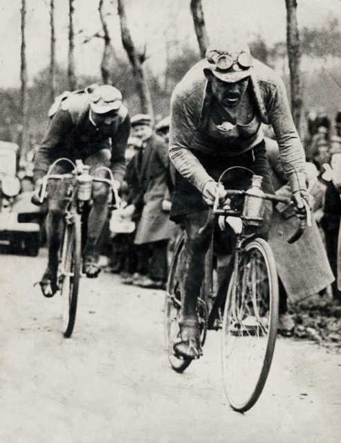 Gaston Rebry werd op de Kruisberg achtervolgd door Corneel Leemans tijdens de Ronde van Vlaanderen in 1935. (Privécollectie André Vervacke)