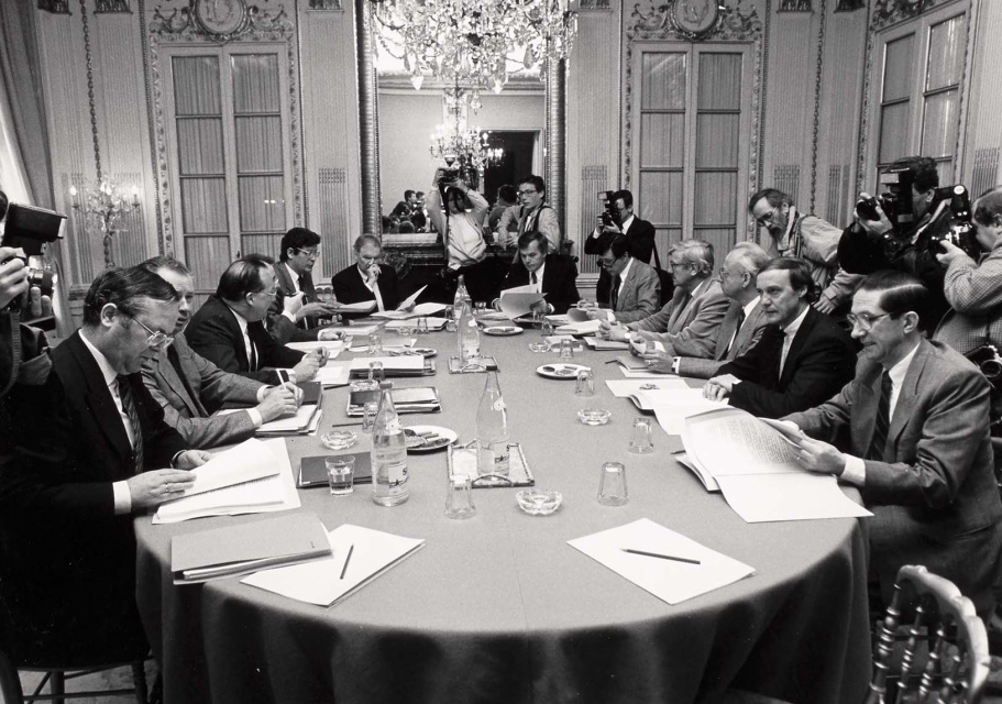 Onder leiding van Jean-Luc Dehaene voerden de partijen CVP, PS, SP PSC en VU in mei 1988 communautaire onderhandelingen in Kasteel Hertoginnedal ter voorbereiding van de derde staatshervorming. Foto Studio Dann. (ADVN, VFB2112/4)