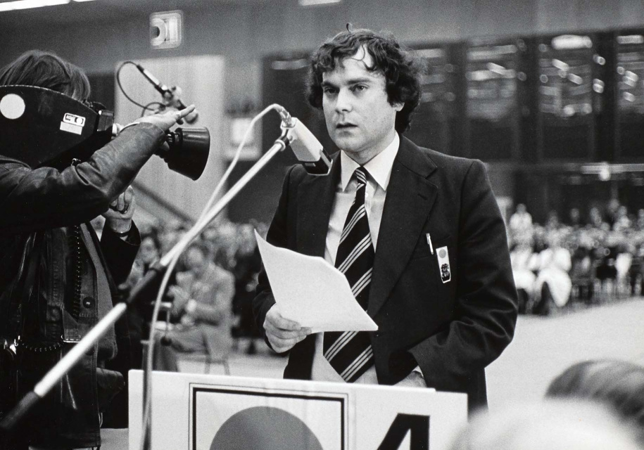 Eric van Rompuy aan het woord als nationaal voorzitter van de CVP-Jongeren op het partijcongres van december 1979. Foto Studio Dann. (ADVN, VFB2037/2)