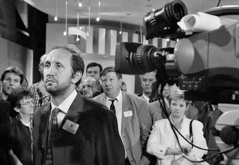 Johan vande Lanotte in de studio van de openbare omroep VRT naar aanleiding van de Federale verkiezingen, 13 juni 1999. Foto Studio Dann. (ADVN, VNE1796/19)