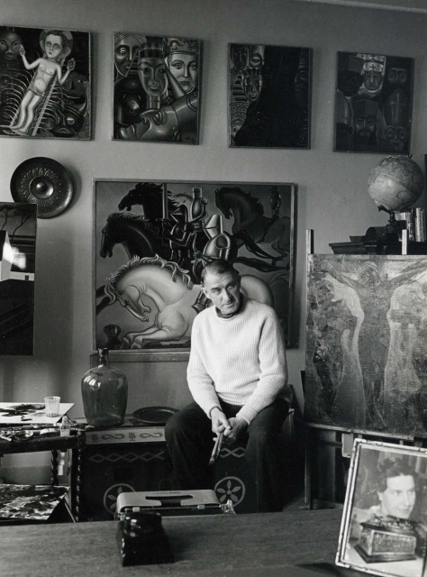Ferdinand Vercnocke poserend tussen zijn schilderijen, 1967. (Collectie Stad Antwerpen, tglhph26629)