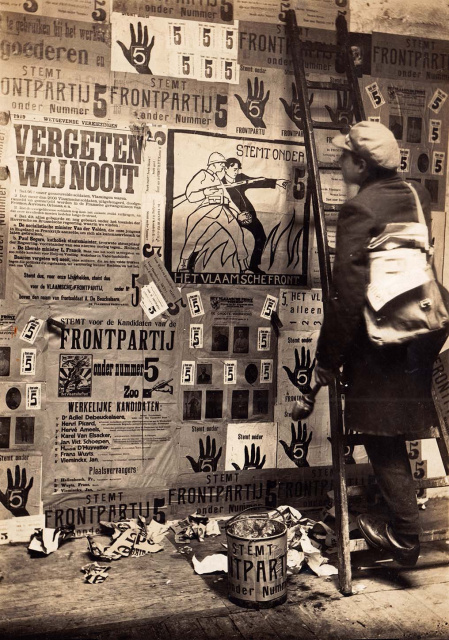 Een militant van de Frontpartij plakt affiches voor de parlementsverkiezingen van 1919. (Collectie Stad Antwerpen, Letterenhuis, tglhph5011)