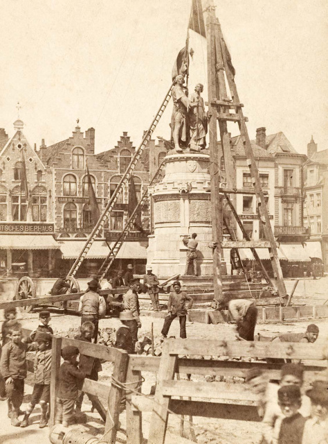 Plaatsing van het standbeeld van Jan Breydel en Pieter de Coninck op de Grote Markt van Brugge, 1887. (Stadsarchief Brugge)