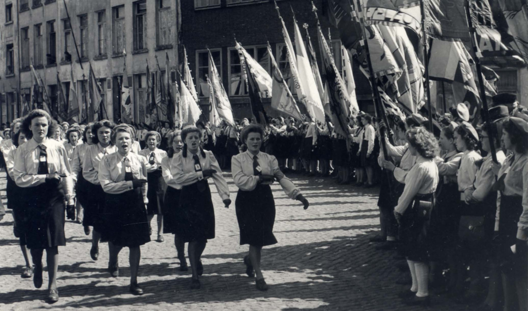 VKSJ, hulde-optocht aan kardinaal Van Roey, Mechelen, 1947. (KADOC, kfa009537)