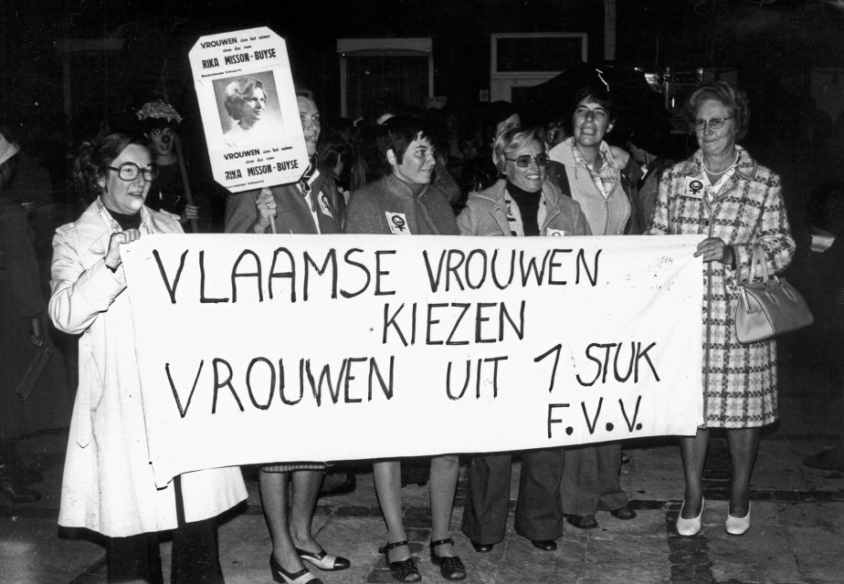 Deelname van de Federatie van Vlaamse Vrouwengroepen (FVV) aan een protestactie van het Vrouwen Overleg Komitee (VOK), 1976. Van links naar rechts: Maartje van de Velde, Rika Buyse, onbekend, Annie Pottie, Huguette Ingelaere en Margriet de Waele. (ADVN, VFA10031)
