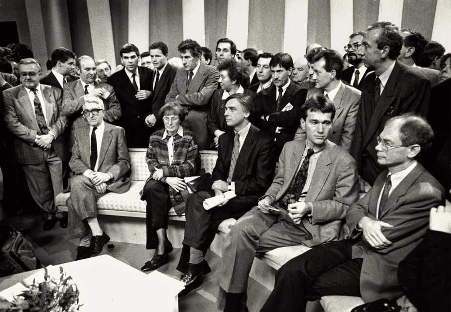 Karel Dillen in de studio van de toenmalige BRTN in Brussel na de verkiezingsoverwinning van het Vlaams Blok op 24 november 1991. Achter Dillen staan Filip Dewinter en Frank Vanhecke. Rechts van Dillen zitten Magda Aelvoet, Patrick Dewael, Frank Vandenbroucke en Herman van Rompuy. (Amsab-ISG, fo014660)