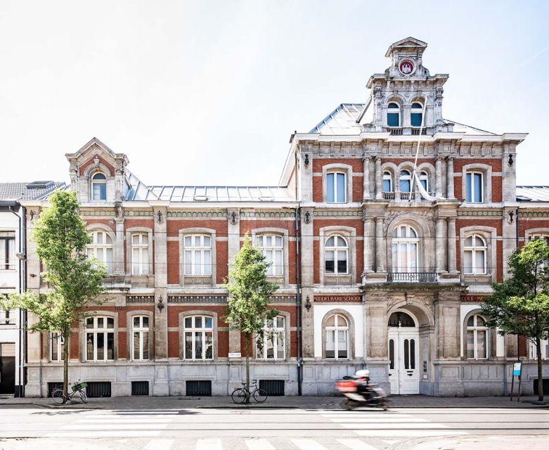 Het ADVN | archief voor nationale bewegingen is gehuisvest in een voormalige schoolgebouw,  in 1879 ontwerpen door stadsarchitect Pieter Dens. Foto Lucid (Jochen Verghote). (ADVN)