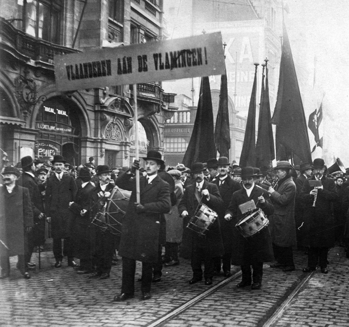 Activistische optocht in Antwerpen naar aanleiding van een zogenaamde volksraadpleging over de samenstelling van de Raad van Vlaanderen, 3 februari 1918. (Collectie Stad Antwerpen, Leterenhuis)