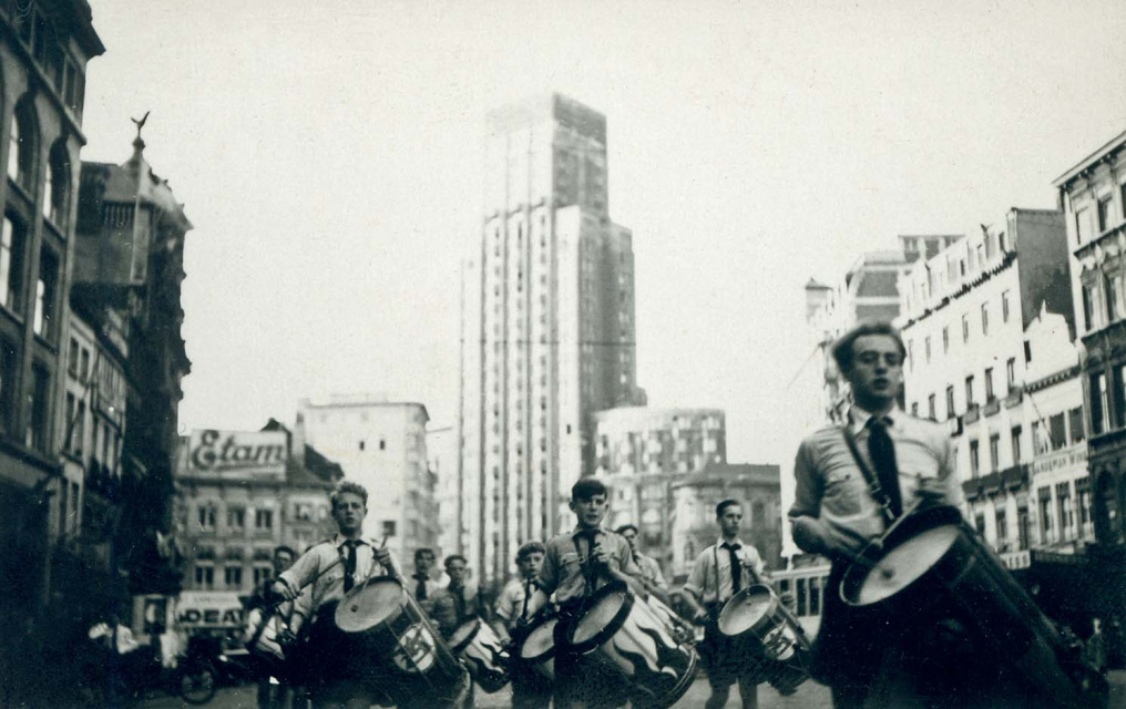 AVNJ-optocht langs de Meir in Antwerpen, jaren 1930. (ADVN, VFA1034)