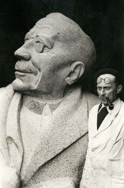 Jozef Cantré in zijn atelier bij een gedeelte van het Anseele-monument, s.d. Het standbeeld van Edward Anseele werd op het Woodrow Wilsonplein in Gent ingehuldigd in 1948. (Amsab-ISG, fo035370)