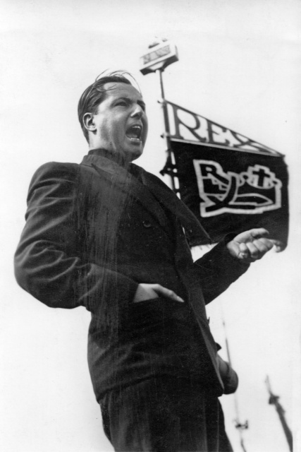 Léon Degrelle naast de Rex-vlag, s.d. (ADVN, VPR806)