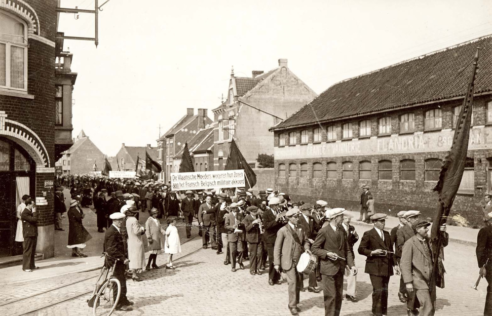 Manifestatie van het Verbond der Vlaamse Oudstrijders (VOS) in Maldegem, voor vrede en tegen het Frans-Belgische militair akkoord, 17 mei 1936. (ADVN, VFA1104)