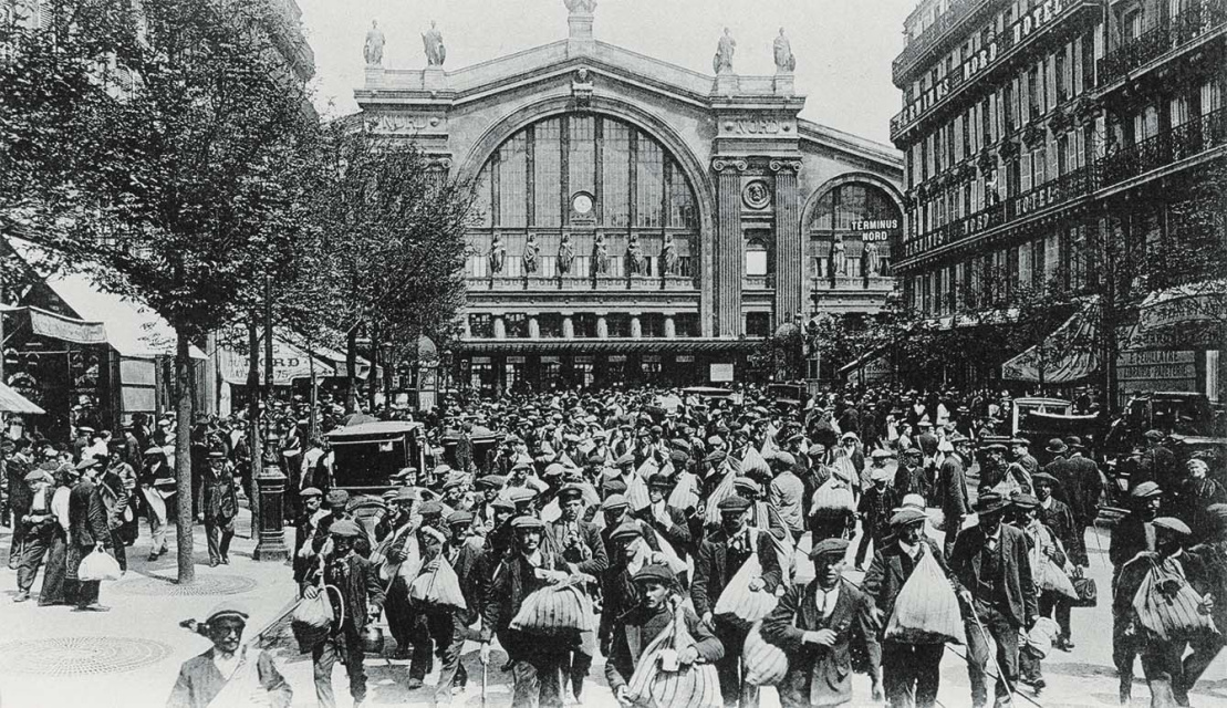 Aankomst van Belgische seizoensarbeiders in Gare du Nord, Parijs, 1914. (BELvue Museum)