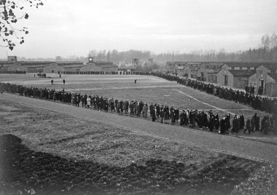 Gevangenen tijdens de dagelijkse wandeling in het gevangeniskamp in Lokeren, 1944-1947. (ADVN, VFE18/4)