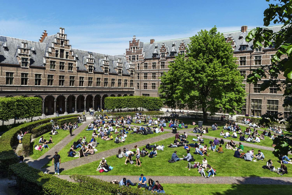 Studenten verpozen in de binnentuin van het Hof van Liere, Stadscampus, Universiteit Antwerpen, 2015. Foto Jonathan Ramael (Universiteit Antwerpen)