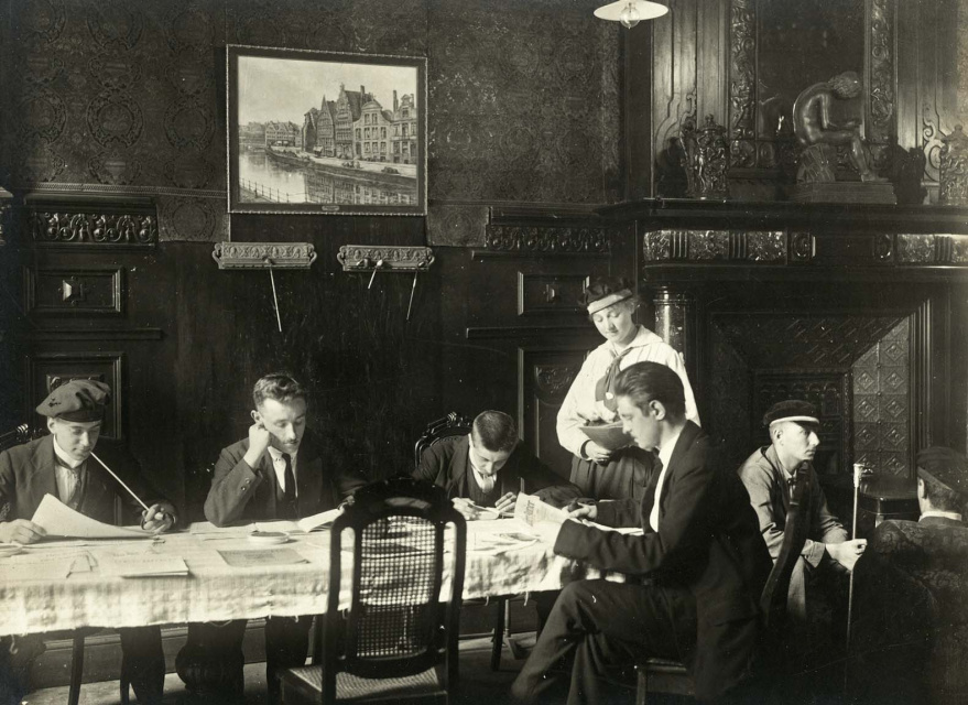 Leden van Hou ende Trou nemen de pers door in hun nieuwe studentenhuis (Hotel de Veyrac) in de Sint-Pietersnieuwstraat in Gent, juni 1918. (Universiteitsbibliotheek Gent)