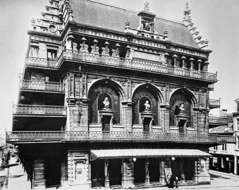 De schouwburg werd gebouwd in 1883-1887. Architect Jean Baes voorzag brede balkons aan de zijgevels zodat toeschouwers in geval van nood het gebouw snel konden verlaten. Vooraan boven de ingang pronkten borstbeelden van Willem Ogier, Joost van den Vondel en Pieter Langendijk. (Collectie Stad Antwerpen, Letterenhuis)