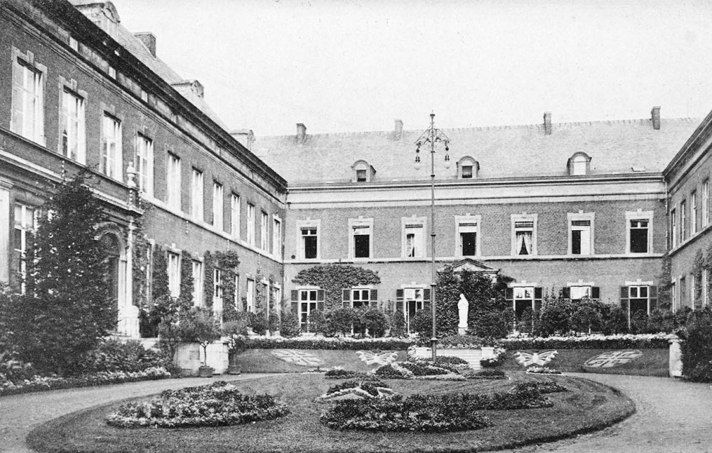Binnenhof van het Klein Seminarie van Sint-Truiden, s.d. (KADOC)