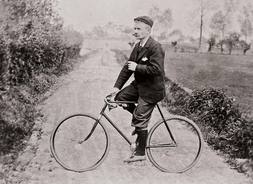 Stijn Streuvels op de fiets, 1903. (Collectie Stad Antwerpen, Letterenhuis, tglhph21730)