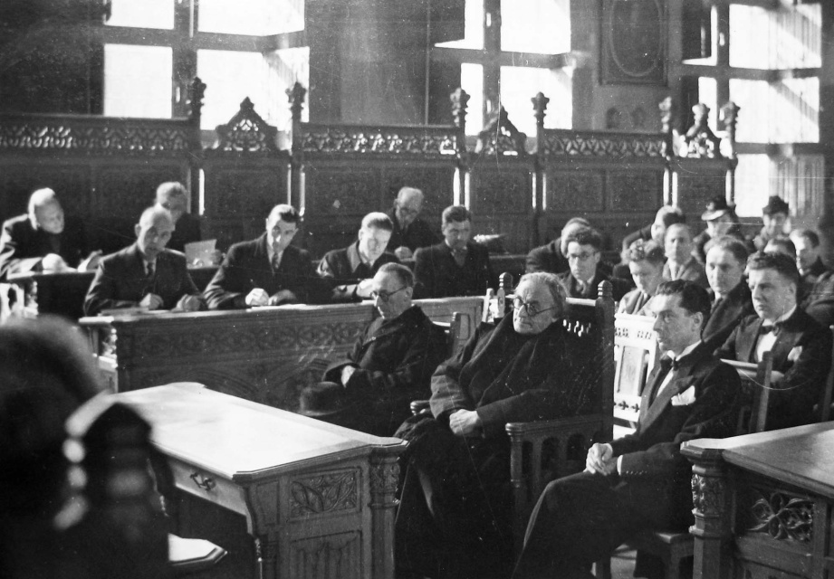 Opening van de tweede Nationale Kultuurdagen in de raadzaal van het Mechels stadhuis, 25 maart 1940. Op de eerste rij in het midden Cyriel Verschaeve en links naast hem Jules Van Nuffel. Archief Cyriel Neefs.