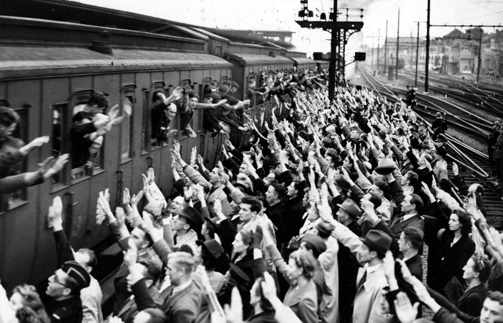 Oostfrontvrijwilligers bij hun vertrek vanuit Brussel, 6 augustus 1941. (CegeSoma/Rijksarchief)