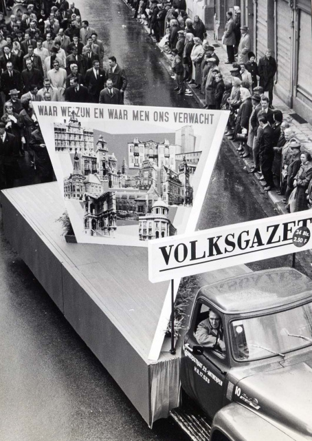 Praalwagen van de Volksgazet tijdens de 1 mei-stoet in Antwerpen, 1964. (Amsab-ISG, fo031468)
&amp;nbsp;