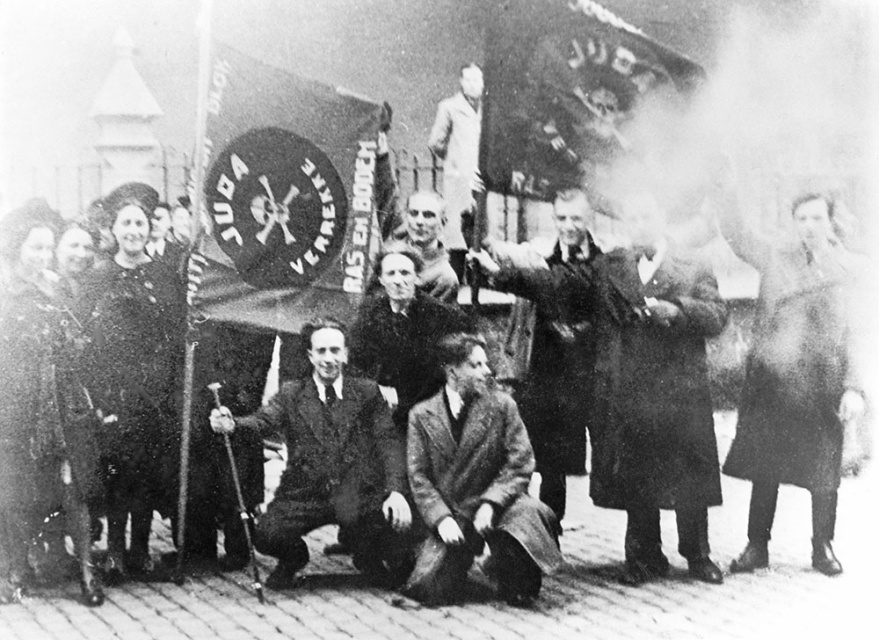 Leden van Volksverwering tijdens de pogrom van 14 april 1941 in Antwerpen. (Kazerne Dossin)