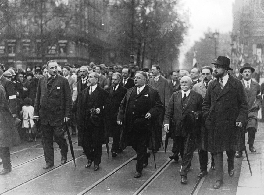 Optocht van de Action française, 1927. Links vooraan Léon Daudet, rechts van hem Charles Maurras. (Bibliothèque nationale de France)