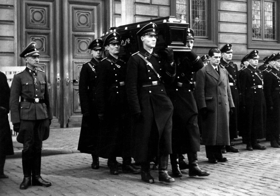 Begrafenisplechtigheid van Jan Acke, 8 maart 1943. Uiterst links staat de leider van de Algemeene SS-Vlaanderen Jef François, rechts DeVlag-leider Jef van de Wiele. (CegeSoma, 10808)