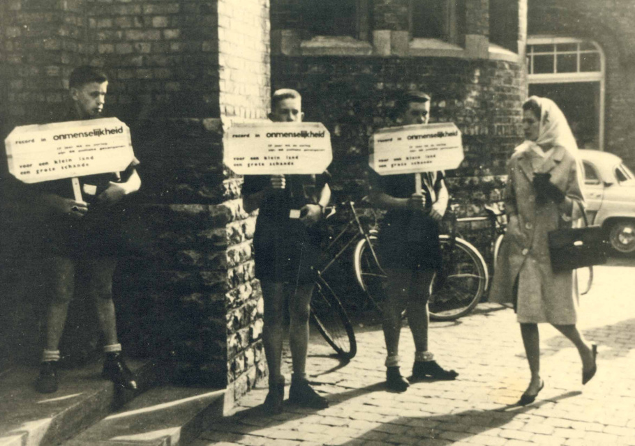 Amnestie-actie van het ADJoV voor de kerk van Ieper, 1962. (ADVN, VFA7628)