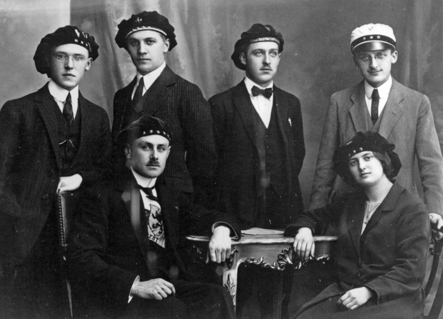Bestuur van het AVHV, tak Gent, 1923-1924. Zittend van links naar rechts: preses Juul Vandenabeele en secretaris Anna Sonneville (of Paula Cieters). Staand van links naar rechts: tweede van links Leo Stuckens. (Archief Universiteit Gent)