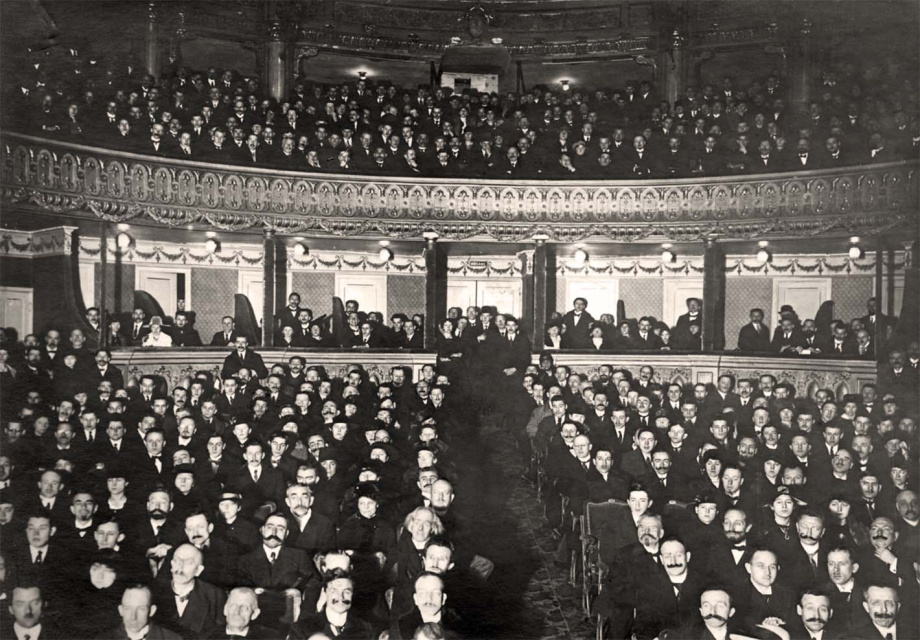 Een gevuld Alhambra naar aanleiding van de activistische volksraadpleging op 20 januari 1918. Een maand eerder, op 22 december 1917, had de Raad van Vlaanderen er de zelfstandigheid van Vlaanderen uitgeroepen. (Collectie Stad Antwerpen, Letterenhuis, tglhph14509)